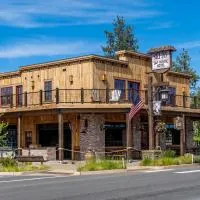 Ski Inn Taphouse Hotel，位于姊妹城的酒店