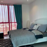 Luxurious one Bedroom with Balcony - Rose-1，位于迪拜迪拜节日之城的酒店
