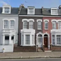 Cheerful 4 bedroom Victorian house with back courtyard