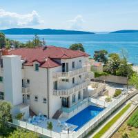 Hotel Riva Kaštela with swimming pool，位于卡什泰拉Kastel Luksic的酒店