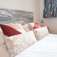 Beautiful flat in luxury Graylingwell development，位于奇切斯特古德伍德机场 - QUG附近的酒店