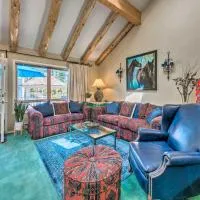 Eclectic Home w/ Deck: 4 Miles to Ski Cloudcroft!，位于克劳德克罗夫特的酒店