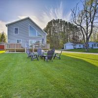 Home with Deck and Hot Tub - Lake Mitchell Views!，位于凯迪拉克的酒店