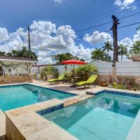 Breezy Naples Home with Private Outdoor Pool!，位于那不勒斯East Naples的酒店