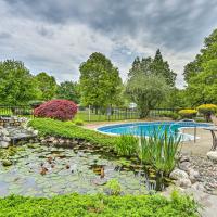 Luxe Montgomery Home with Hot Tub Near Angry Orchard，位于MontgomeryOrange County - MGJ附近的酒店