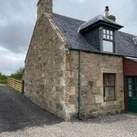 Quirky Highland Cottage with Stunning Views，位于Wester Fearn的酒店