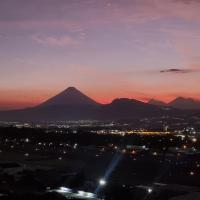 Amazing Volcano Views in front of airport，位于危地马拉拉奥罗拉国际机场 - GUA附近的酒店