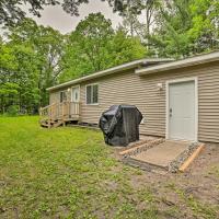 Vacation Rental In-Between Houghton and Higgins Lake，位于霍顿湖Roscommon County Airport - HTL附近的酒店