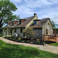 Downingtown Manor - 1900s Farmhouse with Creek Views，位于唐宁敦切斯特县卡尔森机场 - CTH附近的酒店