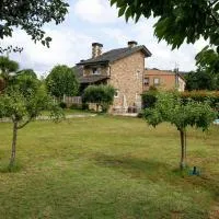 Villa Albino Piscina climatizada,位于Ribas del Sil的酒店