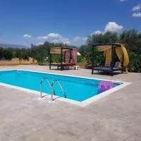 Eco Glamping with Pool between Nafplio and Argos,位于阿尔戈斯的酒店