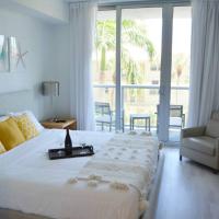Lovely 1 Bedroom condo 1 Bath w patio & kitchen，位于哈兰代尔海滩Hallandale Beach的酒店