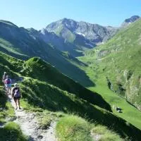 Appartement T4 8 couchages spacieux et cosy au pied des pistes，位于Génos的酒店