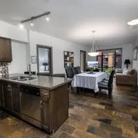 Upgraded lakeside resort dream vacation home，位于基洛纳南潘多希区的酒店