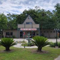 Okefenokee Pastimes Cabins and Campground，位于Stanley Landing的酒店