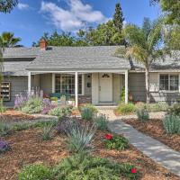 Whimsical Sacramento Home with Garden and Patio!，位于萨克拉门托Sacramento Executive Airport - SAC附近的酒店