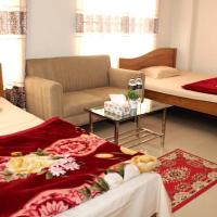 Calm & Cozy Guest Room with Free Breakfast-Parking，位于达卡Mirpur的酒店