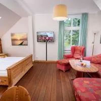 Hotel Schlösschen Sundische Wiese Zingst，位于青斯特的酒店