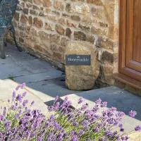 Honeysuckle Cottage - Hillside Holiday Cottages, Cotswolds，位于Warmington的酒店