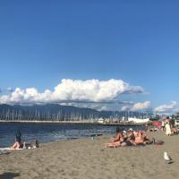 heart of Kitsilano area,5 mins walk to kits beach,no share with other people stay，位于温哥华克里斯兰多的酒店