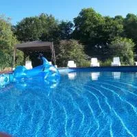 Bonne Chere Family Friendly Gites * Heated Pool * Huge Playbarn,位于蓬蒂维的酒店