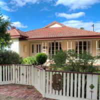 Ayr House - Echuca Holiday Homes，位于伊丘卡伊丘卡机场 - ECH附近的酒店