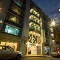 罗汉松酒店,位于洛哈的酒店