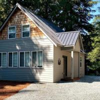 NEW Modern Cabin! 5mi to Mt Rainier National Park! Hot Tub & Wifi，位于阿什福德的酒店