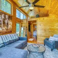The Gemini-a dreamy, waterfront tiny cabin，位于Rogersville的酒店
