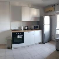 Cozy Flat with Parking well-placed near TLV Airport，位于Lod本·古里安国际机场 - TLV附近的酒店