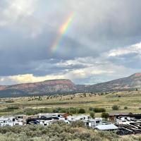The Riverside Ranch Motel and RV Park Southern Utah，位于哈奇的酒店
