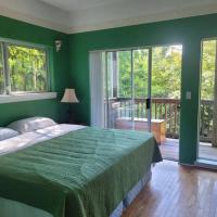 rainforest suite with a king size bed，位于鲍威尔里弗Powell Lake Seaplane Base - WPL附近的酒店