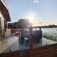 Tattershall Lakeside Lodge Indulgent wheelchair ramp 8 berth with Hot Tub & Starlink，位于塔特舍尔的酒店