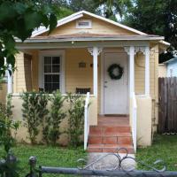 Key West Style Historic Home in Coconut Grove Florida The Yellow House，位于迈阿密椰林的酒店