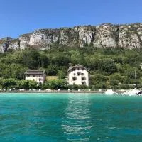 Rare 2 bedroom with private beach on Lake Annecy，位于杜萨尔的酒店