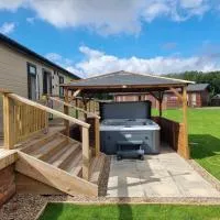 Pet Friendly 2-Bed Luxury Lodge in Routh w HotTub，位于Routh的酒店