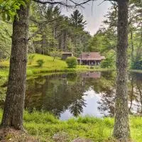Rustic Cabin w/ Patio & Pond on Blue Ridge Parkway，位于Glade Valley的酒店