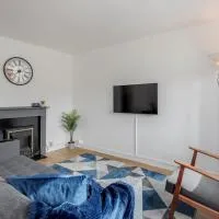 Spacious House - 5 bed 2 bathroom in London Free Parking & Garden by Damask Homes
