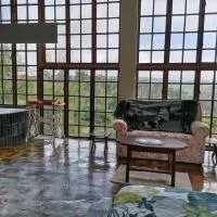 Windygates Estate Rustic Window Cottage，位于Thornhill的酒店