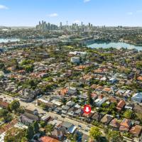 4 Bedroom house 500M to Drummoyne Bay Run，位于悉尼Drummoyne的酒店