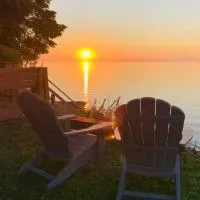 Lakefront Cottage w/ Private Beach- Niagara，位于Ransomville的酒店