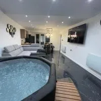 Appartement hors du commun avec son jacuzzi，位于萨利耶德贝阿尔恩的酒店