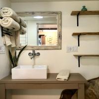 NEW! Prickly Pear Unique Studio with bathroom built into the rocks，位于普雷斯科特欧内斯特爱情场机场 - PRC附近的酒店