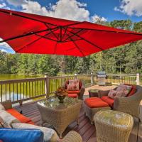 Lawrenceville Gem with Boat Dock on Private Lake!，位于罗维莎格威内特县机场（布里斯科机场） - LZU附近的酒店