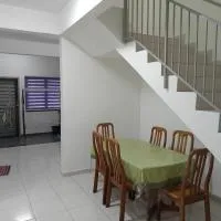 Homestay UmahMak，位于Bandar Puncak Alam的酒店