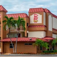 Red Roof Inn PLUS+ & Suites Naples Downtown-5th Ave S，位于那不勒斯Naples Municipal - APF附近的酒店