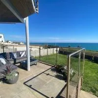 Cliff Top Heights-Beach front house near Brighton，位于罗廷丁的酒店