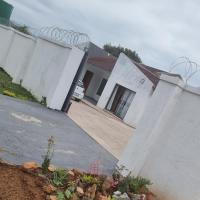 The Unit Party House，位于eNyalungu克鲁格姆普马兰加国际机场 - MQP附近的酒店