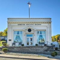 Renovated Historic Cottage about 4 Mi to Peoria!，位于Bartonville皮奥里亚机场 - PIA附近的酒店