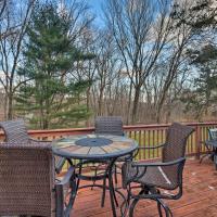 Family-Friendly Woodbury Home with Yard and Deck!，位于伍德伯里的酒店